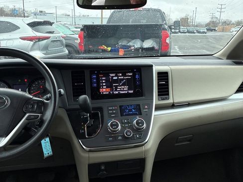 Used 2017 Toyota Sienna LE image 10