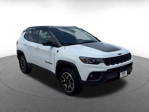 Used 2025 Jeep Compass Trailhawk AWD/4WD image 3
