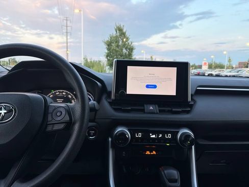 Used 2025 Toyota RAV4 XLE AWD/4WD image 31
