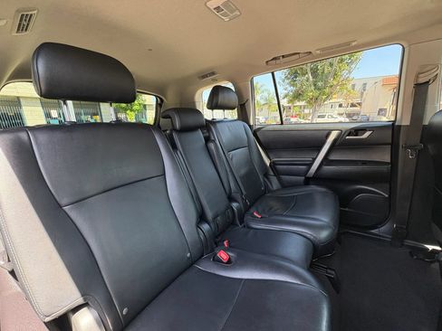 Used 2012 Toyota Highlander SE FWD image 16