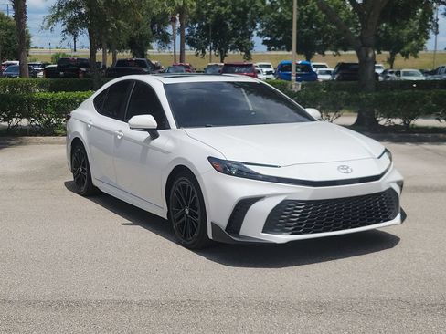 Used 2025 Toyota Camry SE w/ Convenience Package FWD image 2
