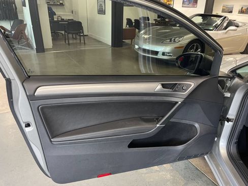 Used 2015 Volkswagen Golf S FWD image 32