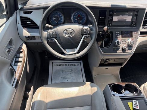 Used 2020 Toyota Sienna XLE w/ XLE Navigation Package FWD image 4