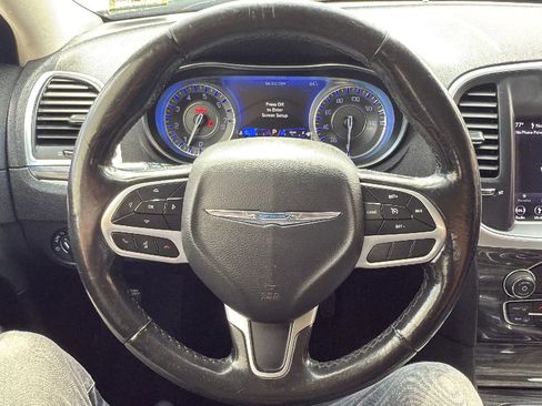 Used 2019 Chrysler 300 Touring w/ Chrome Appearance Package image 10