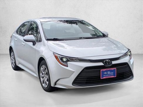Used 2023 Toyota Corolla LE image 3