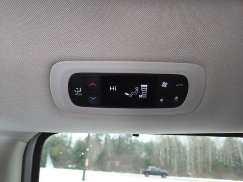 Used 2022 Chrysler Pacifica Touring-L image 42