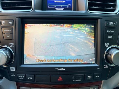 Used 2012 Toyota Highlander Limited w/ Tow Pkg AWD/4WD image 18