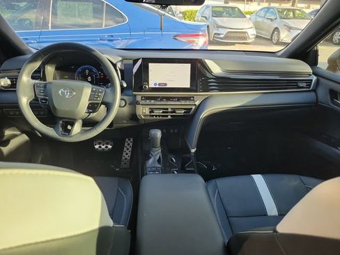 Used 2025 Toyota Camry SE FWD image 9