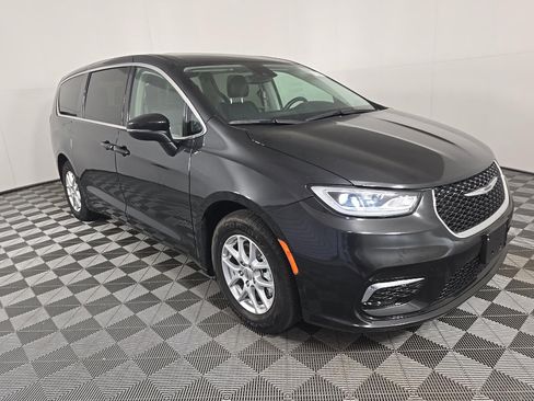 Used 2023 Chrysler Pacifica Touring-L FWD image 1