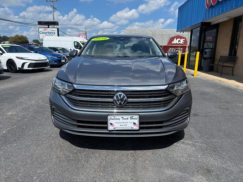 Used 2024 Volkswagen Jetta SE FWD image 2