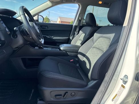 Used 2024 Nissan Pathfinder SV FWD image 18