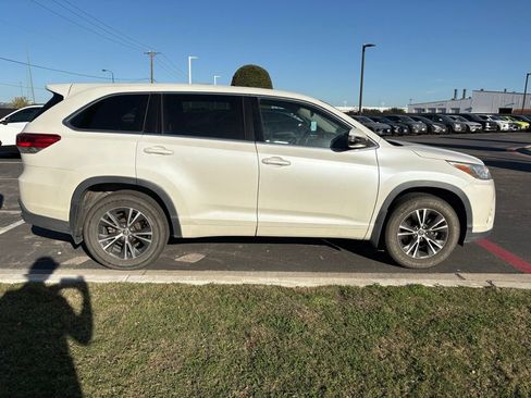 Used 2017 Toyota Highlander LE image 7