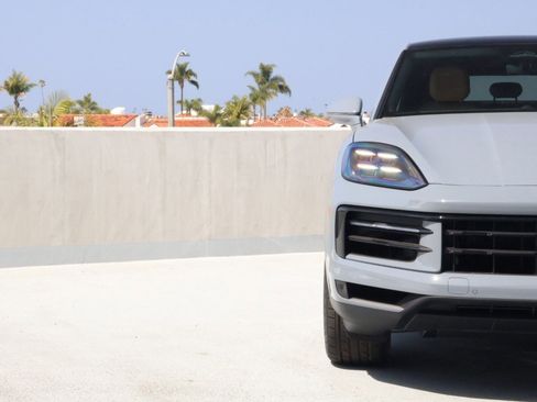 New 2026 Porsche Cayenne Coupe AWD/4WD image 12