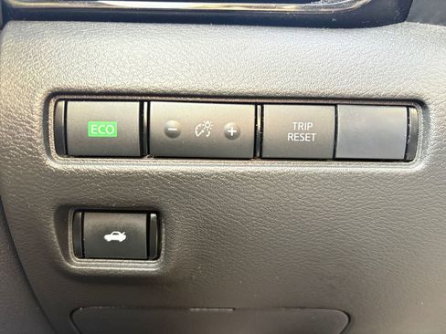 Used 2023 Nissan Sentra SV image 3