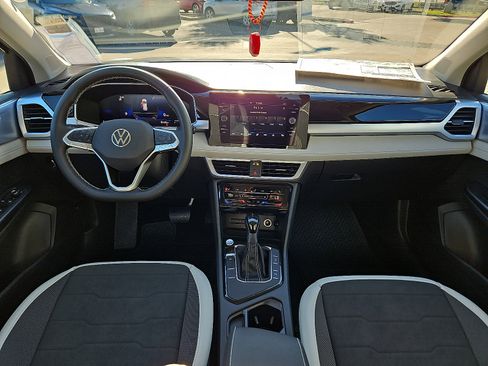 New 2026 Volkswagen Taos SE image 7