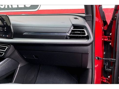 Used 2025 Chevrolet Traverse LT image 17