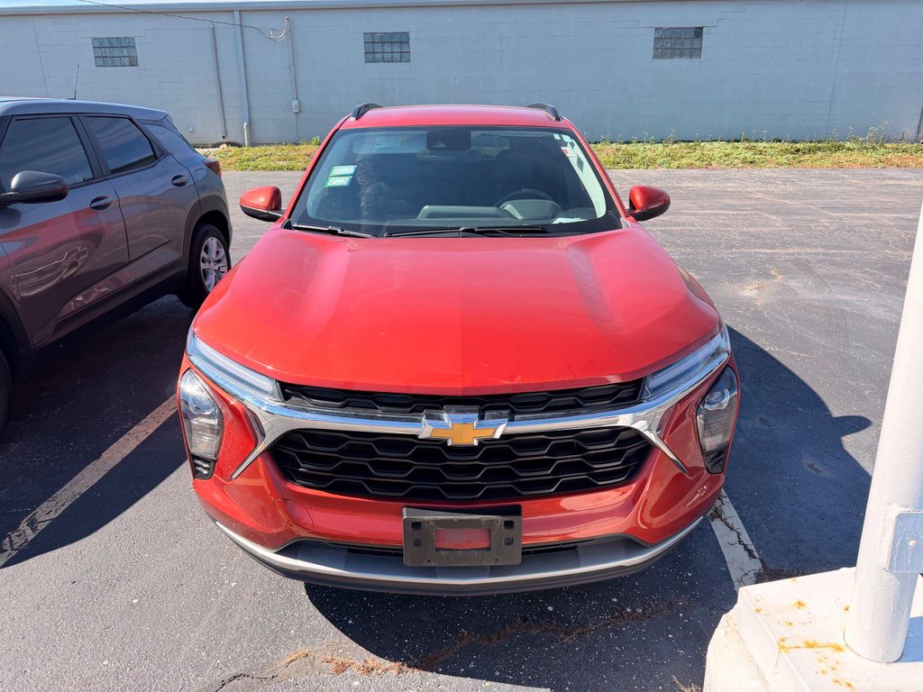 Used 2024 Chevrolet Trax LT w/ LT Convenience Package FWD image 2