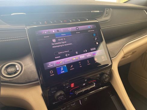 Used 2023 Jeep Grand Cherokee Limited w/ Black Appearance Package image 30