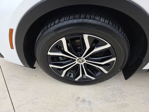 Used 2023 Toyota Crown XLE image 5