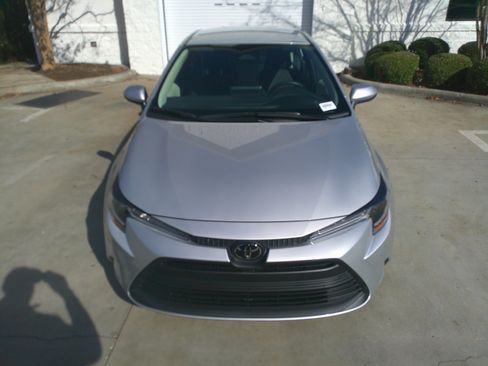 Used 2025 Toyota Corolla LE image 3