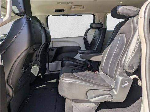 Used 2023 Chrysler Pacifica Touring-L image 19