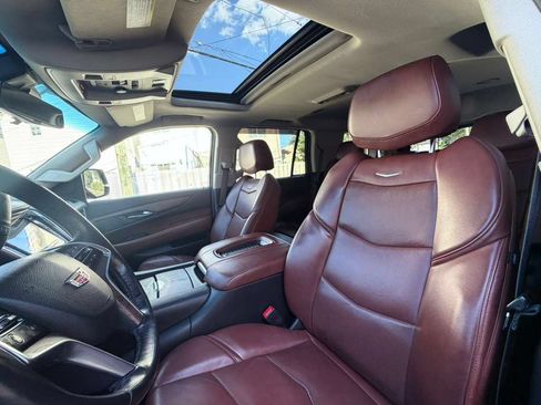 Used 2019 Cadillac Escalade Luxury AWD/4WD image 18