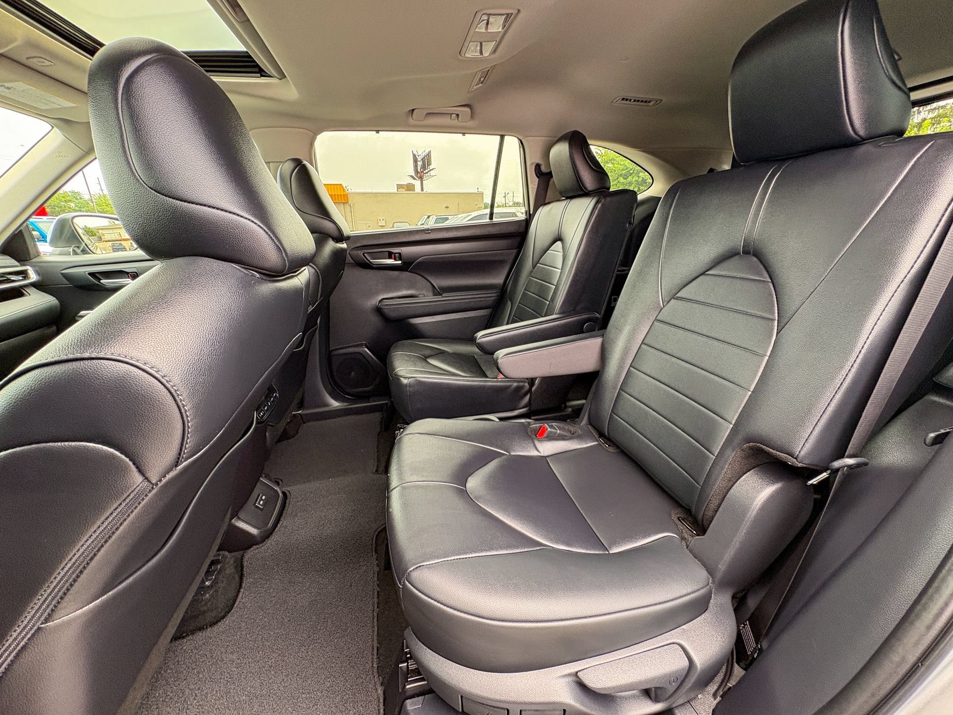 Used 2024 Toyota Highlander XLE AWD/4WD image 25