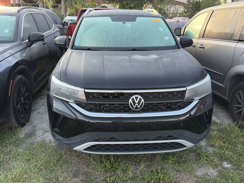 Used 2022 Volkswagen Taos SE FWD image 2