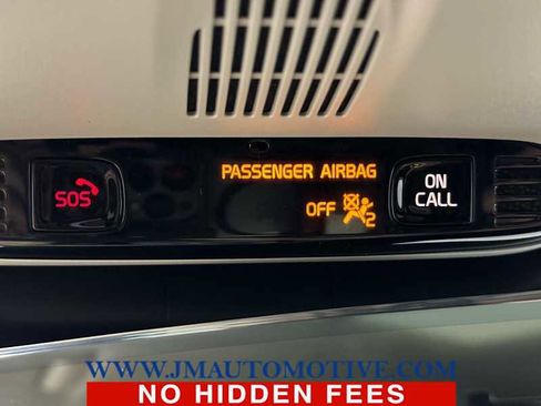 Used 2022 Volvo XC40 T5 Momentum w/ Premium Package image 33