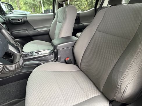 Used 2020 Toyota Tacoma SR w/ SR Convenience Package RWD image 17
