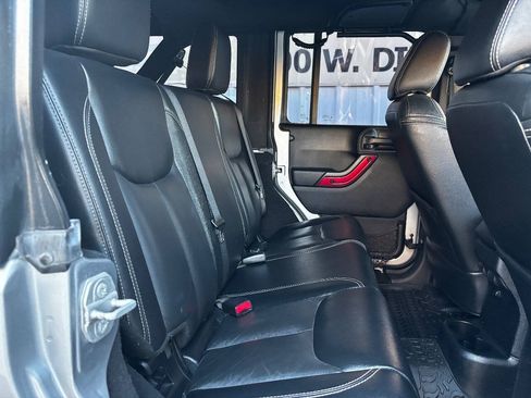 Used 2015 Jeep Wrangler Unlimited Rubicon w/ Connectivity Group AWD/4WD image 19