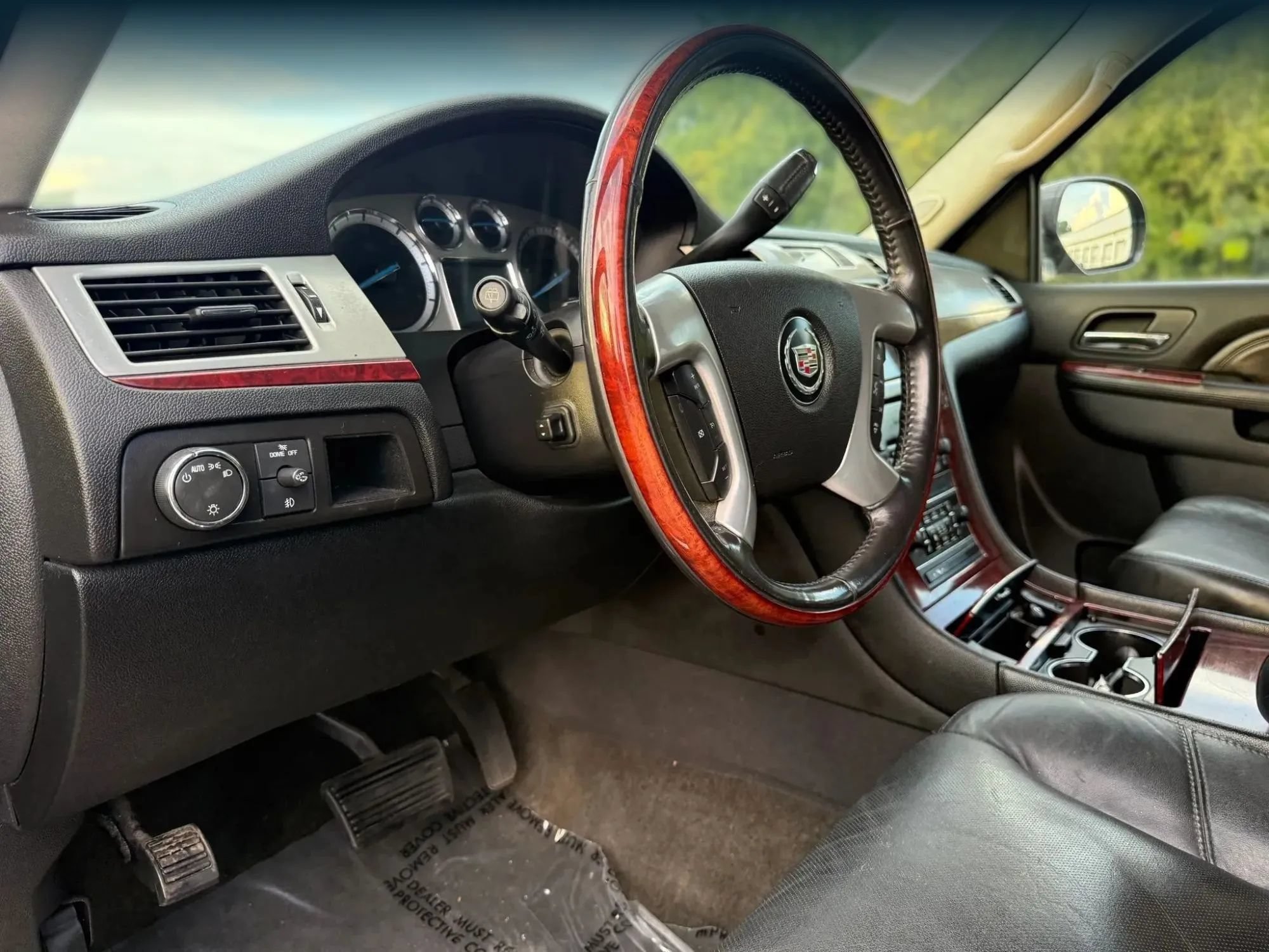 Used 2010 Cadillac Escalade AWD image 17
