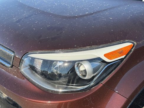 Used 2017 Kia Soul + image 4