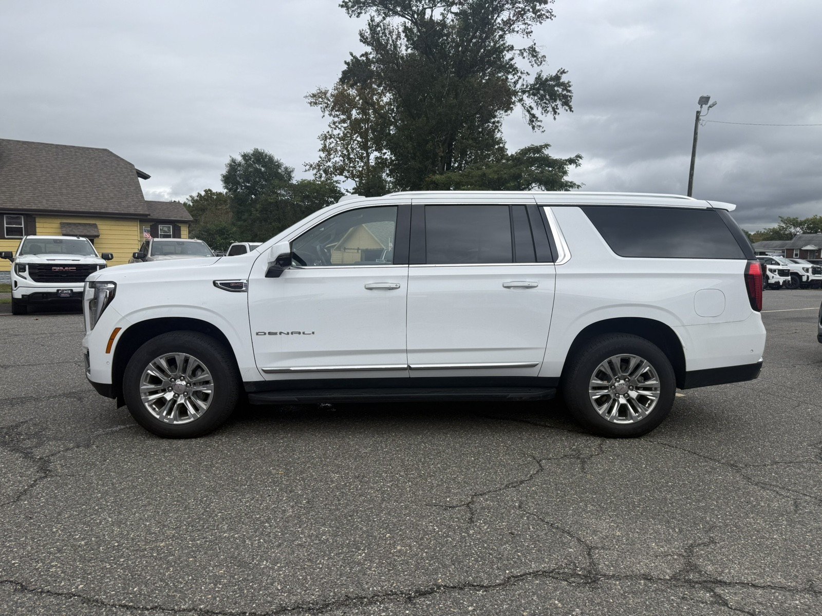 Used 2025 GMC Yukon XL Denali AWD/4WD image 6