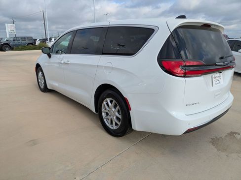 New 2026 Chrysler Pacifica Select image 6