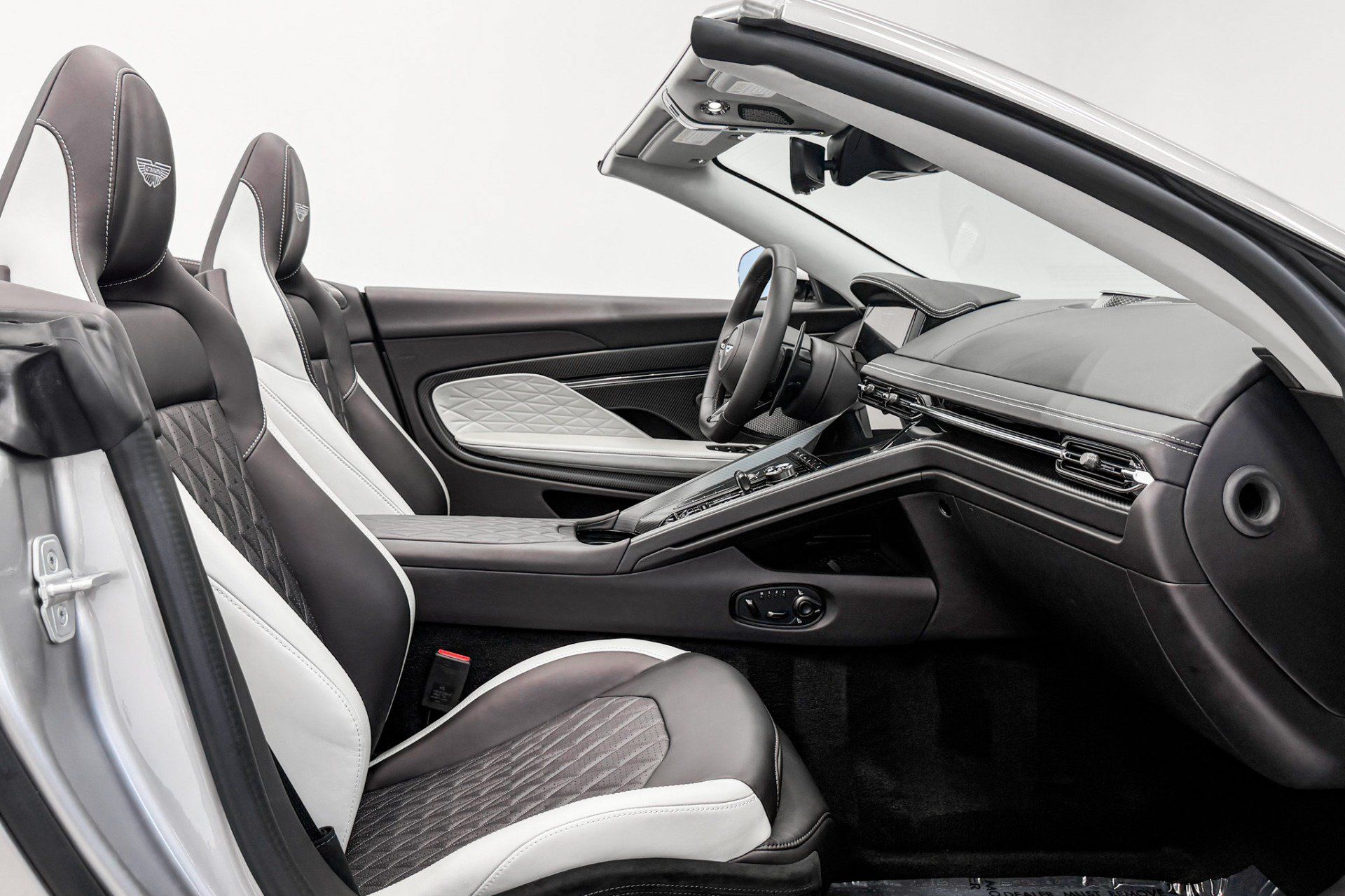 Used 2025 Aston Martin DB12 Convertible RWD image 30