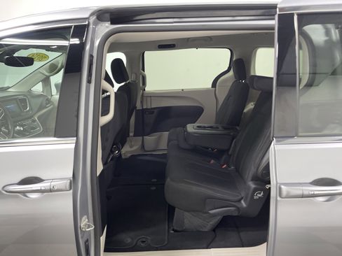 Used 2019 Chrysler Pacifica Touring Plus w/ Tire & Wheel Group image 13