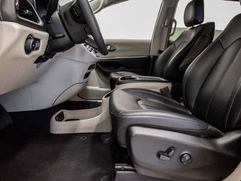 Used 2024 Chrysler Pacifica Limited FWD image 11