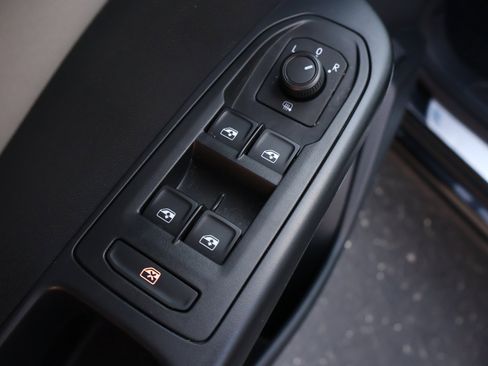 Used 2023 Volkswagen Taos SEL image 8