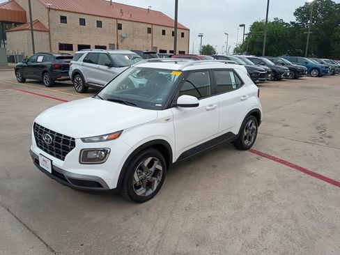 Used 2025 Hyundai Venue SEL FWD image 1