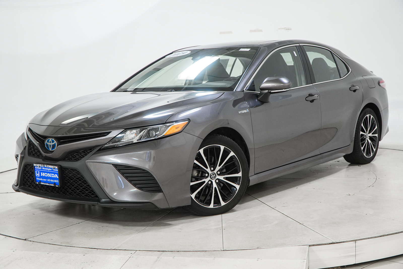 Used 2019 Toyota Camry SE w/ Audio Package FWD image 1