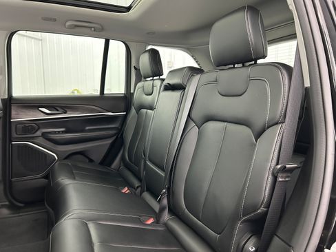 Used 2022 Jeep Grand Cherokee Limited AWD/4WD image 29