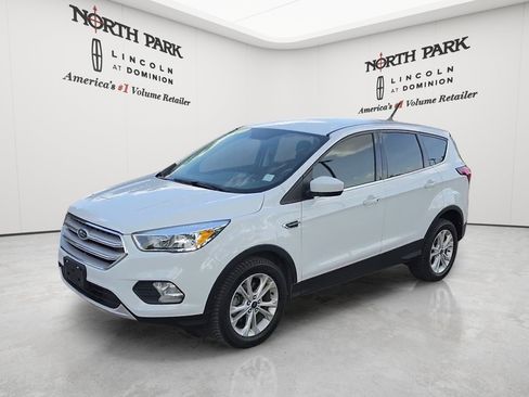 Used 2019 Ford Escape SE FWD image 1