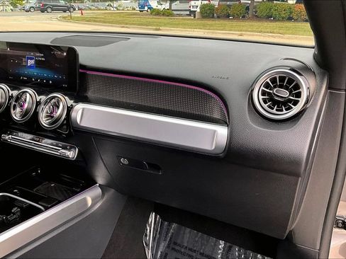 Used 2022 Mercedes-Benz GLB 250 w/ Premium Package Lite image 26