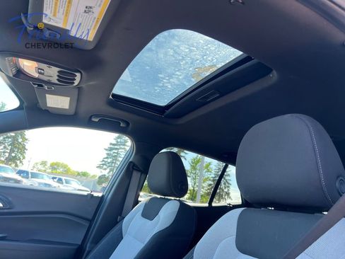 Certified 2024 Chevrolet Trax RS w/ Sunroof Package FWD image 21