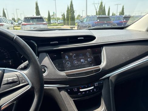 Used 2017 Cadillac XT5 Luxury w/ Driver Awareness Package FWD image 3