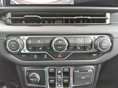 New 2025 Jeep Wrangler Unlimited Rubicon w/ XTREMEE 35" Tire Package image 21