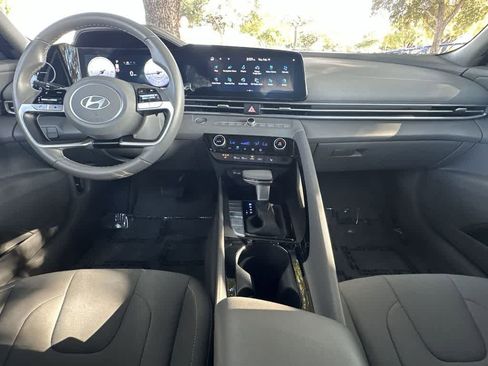 Used 2025 Hyundai Elantra SEL image 24