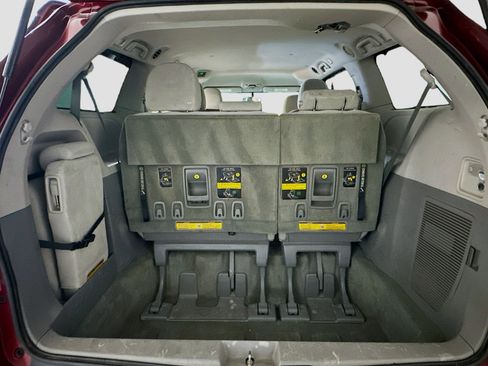 Used 2014 Toyota Sienna LE image 30