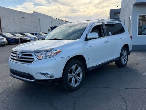 Used 2012 Toyota Highlander Limited w/ Tow Pkg FWD image 6